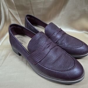 Clarks Women's Textured Maroon Loafers
